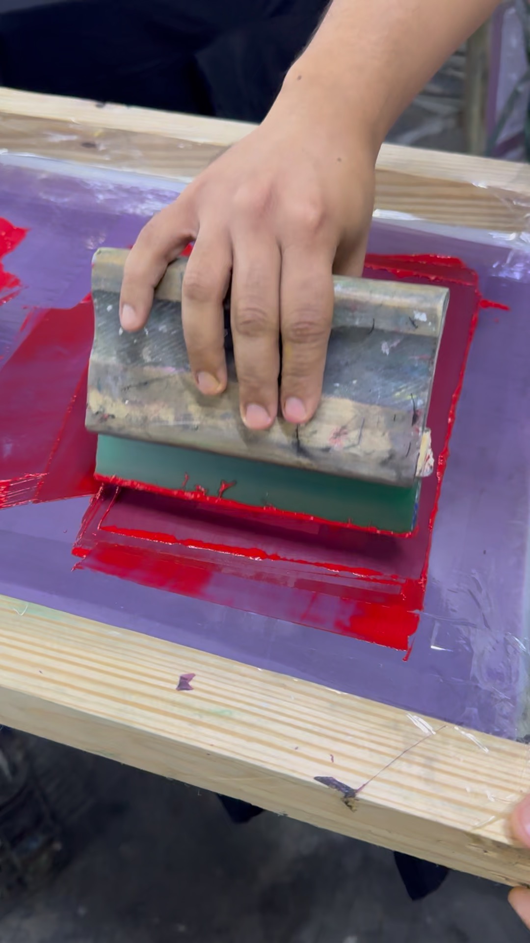 Producción de serigrafía en el taller de Serigrafía MTY en Monterrey