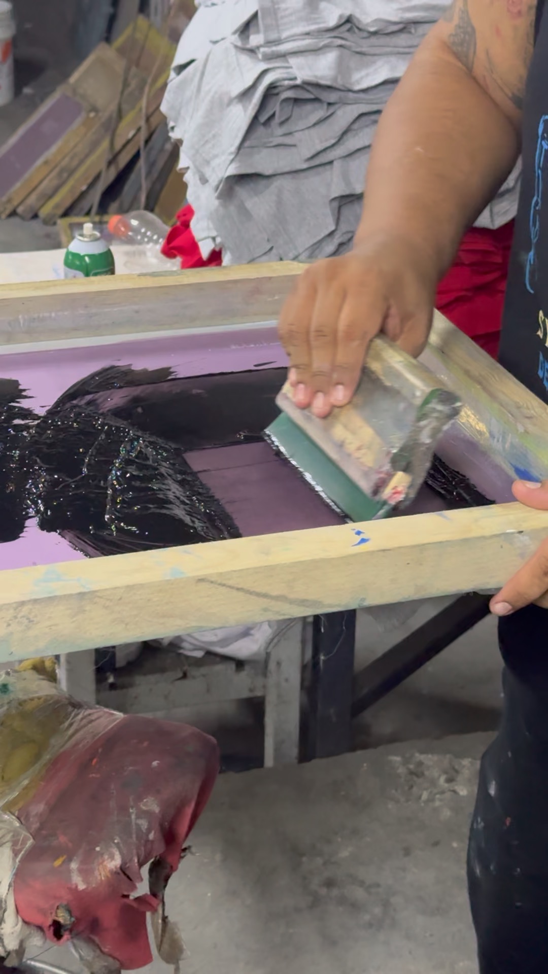 Producción de serigrafía en el taller de Serigrafía MTY en Monterrey