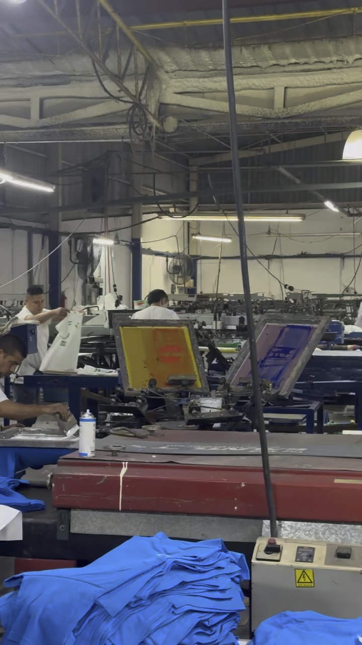 Producción de serigrafía en el taller de Serigrafía MTY en Monterrey